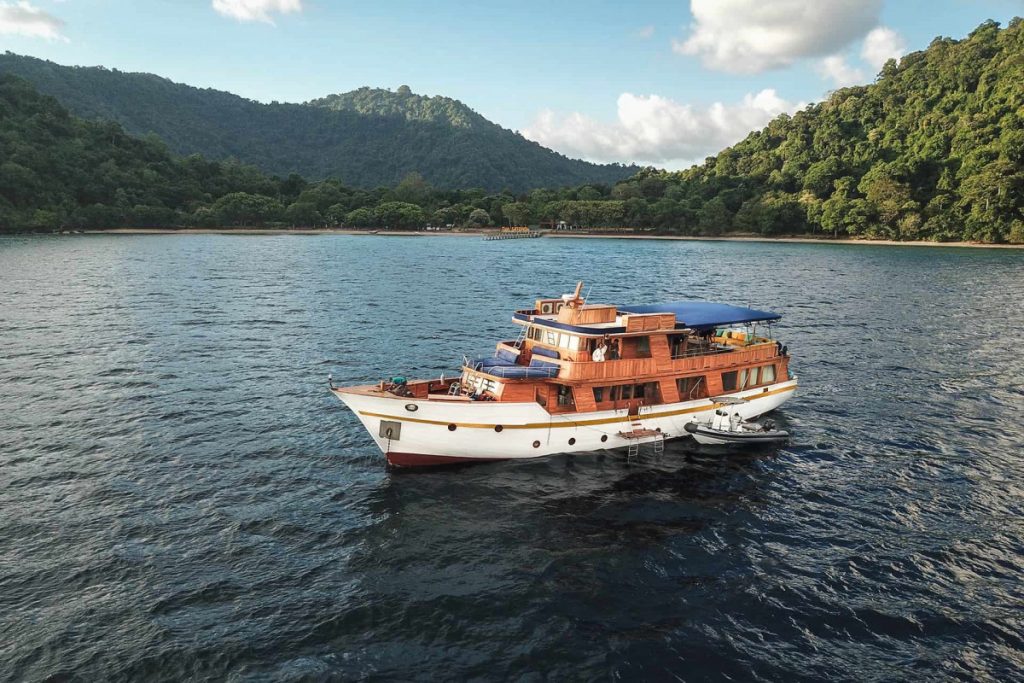 Komodo island boat tour with Magia II Liveabaord